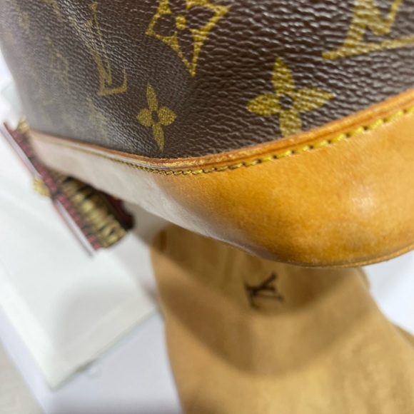 Louis Vuitton Alma no d ring in Monogram comes with dust bag, lock and key. - Picture 9 of 15